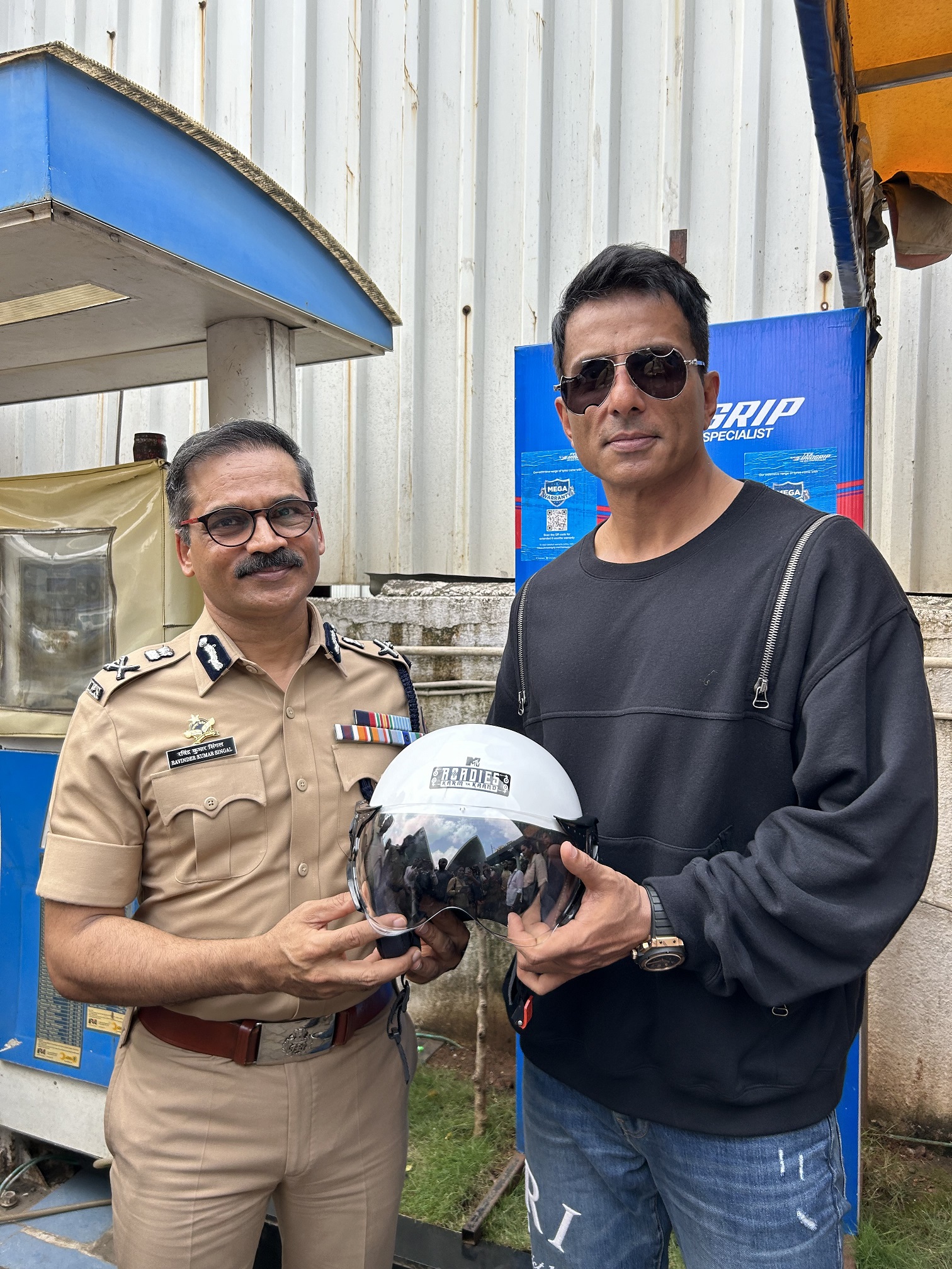 MTV Roadies - Karm Ya Kaand Champions Road Safety with Maharashtra Highway Traffic Police; distributes helmets to riders