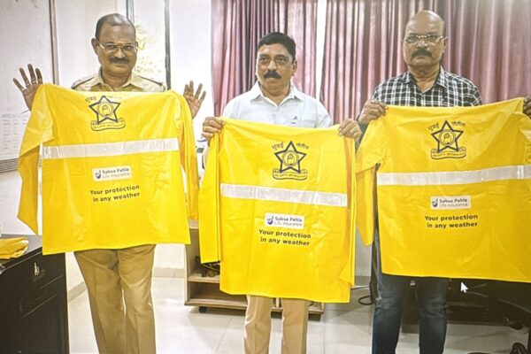 Insurance Awareness Committee (IAC-Life) Donates 400 Raincoats to Mumbai Traffic Police for Ganpati Visarjan Day 