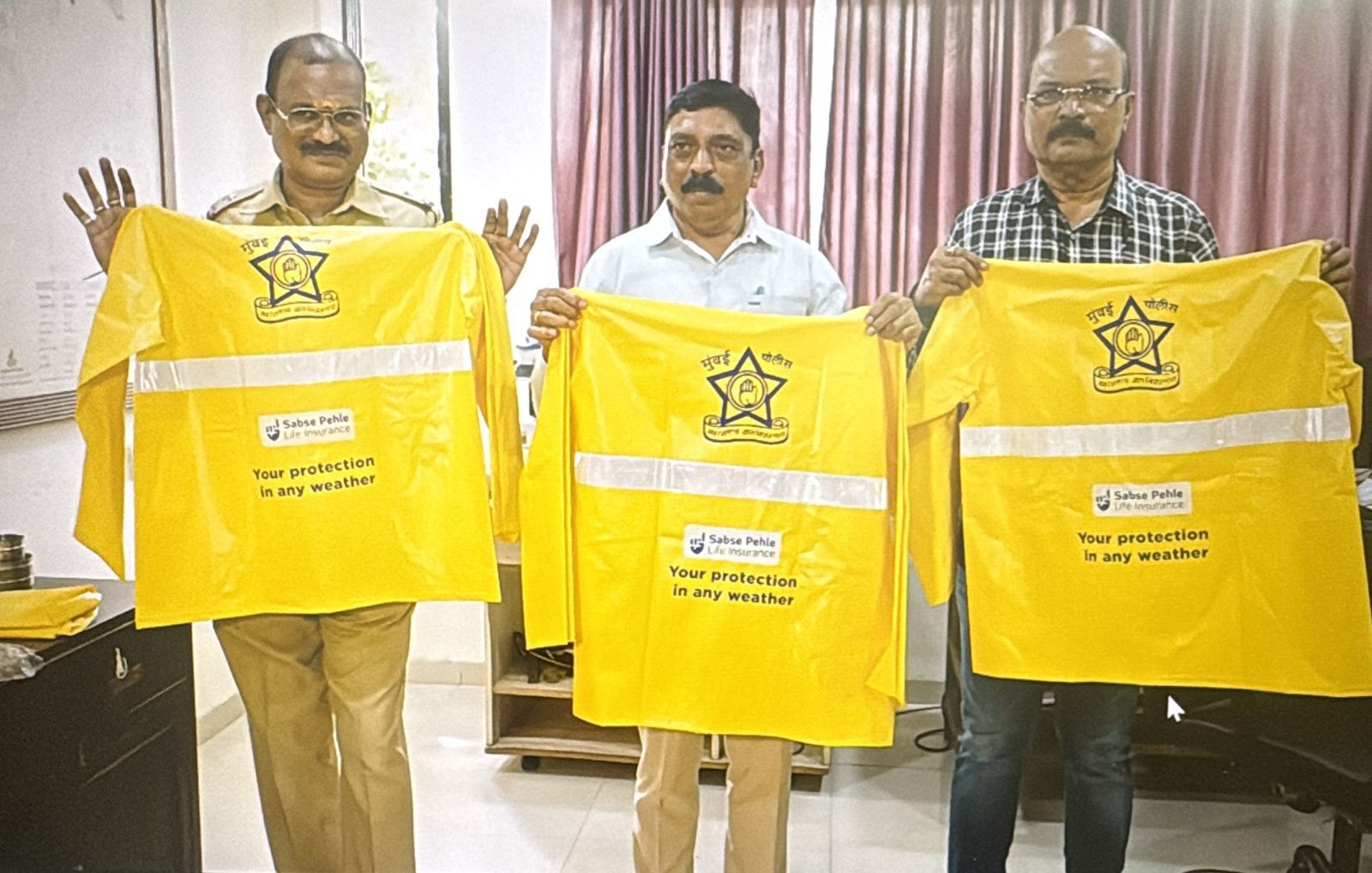 Insurance Awareness Committee (IAC-Life) Donates 400 Raincoats to Mumbai Traffic Police for Ganpati Visarjan Day 